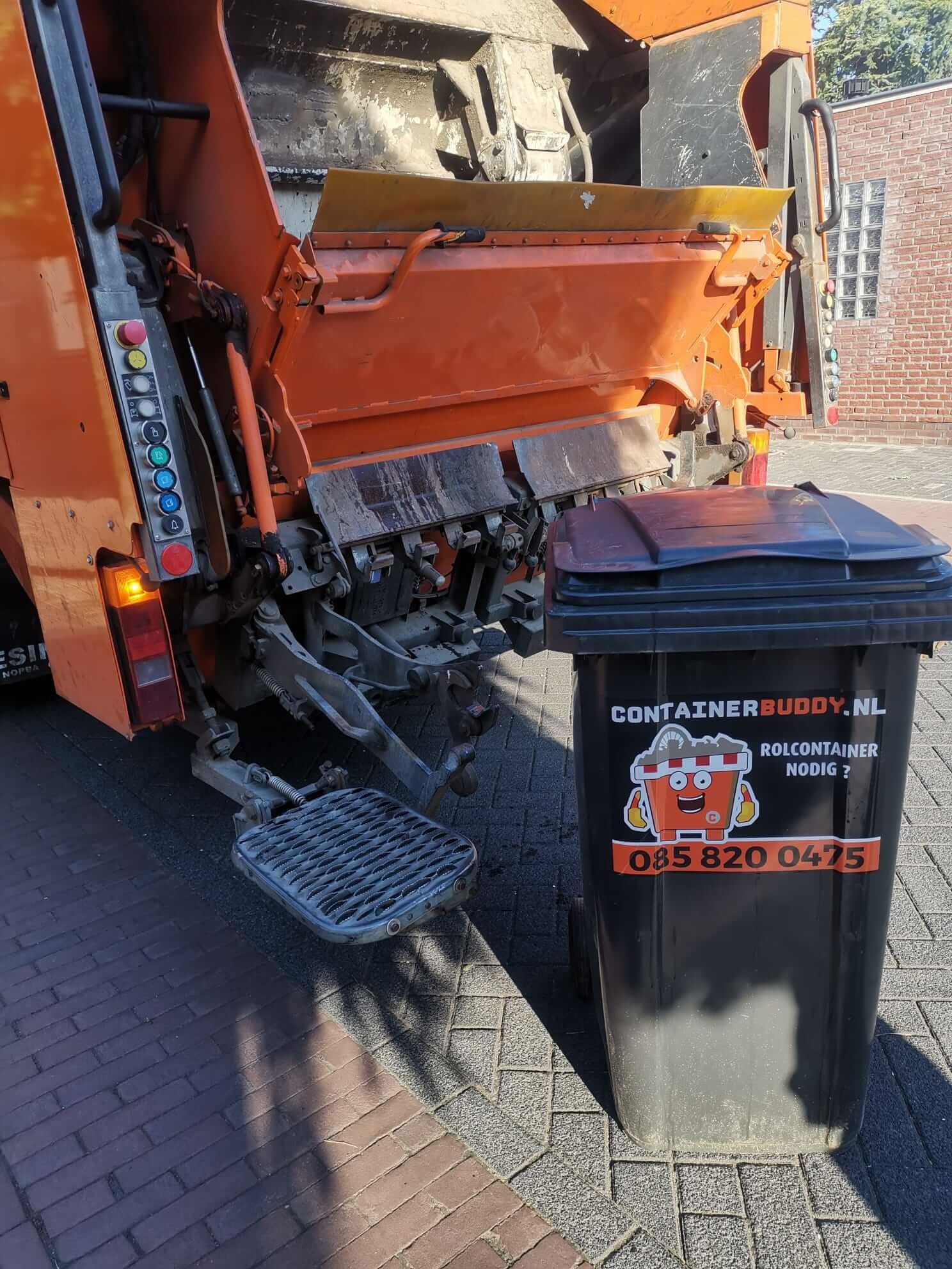Rolcontainer wordt geplaatst bij de vuilniswagen van ContainerBuddy